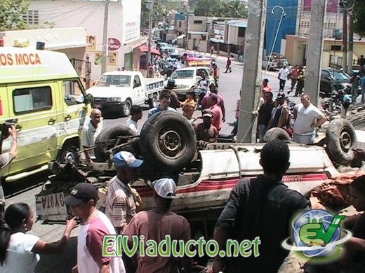 La guagua que volcada el accidente Frente a la empresa Refrescos Imperio de Moca (foto Carlos Salcedo)